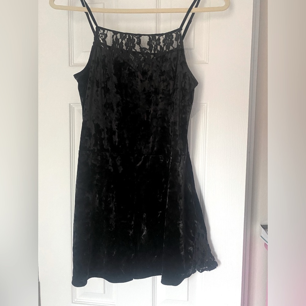 Cute crushed velvet and lace dress. Size small.